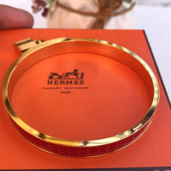 💯Authentic HERMES Kelly Cadena Lizard Motiff Bangle in Gold Kelly lock setting - Picture 5 of 17